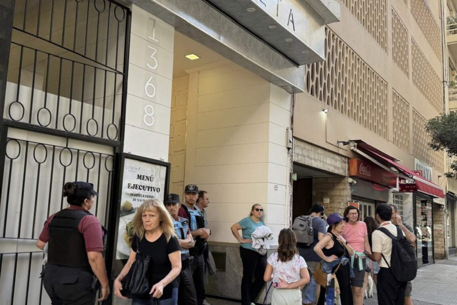 Operativo policial desplegado en Retiro