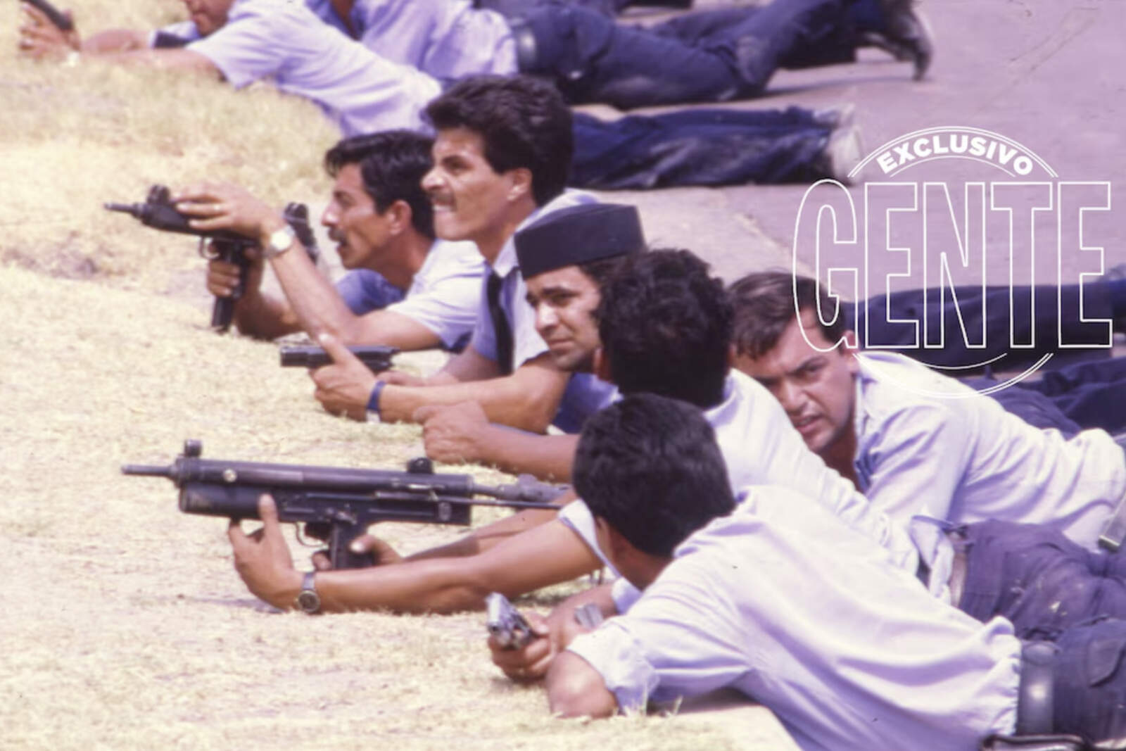 Efectivos de la Policía de la provincia de Buenos Aires disparan contra los insurrectos. Su rápida actuación fue clave.