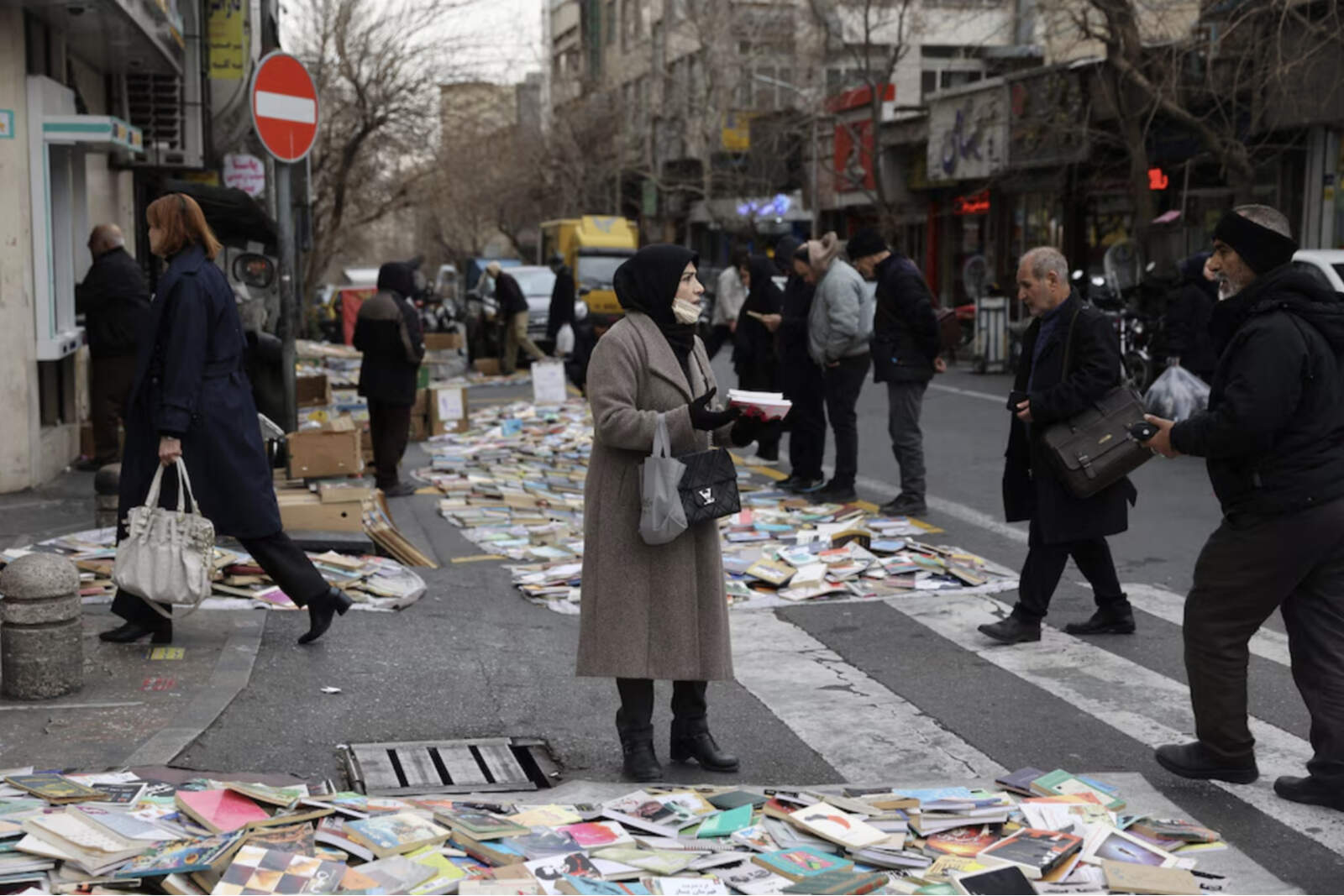 Transeúntes en Teherán el 19 de enero.
