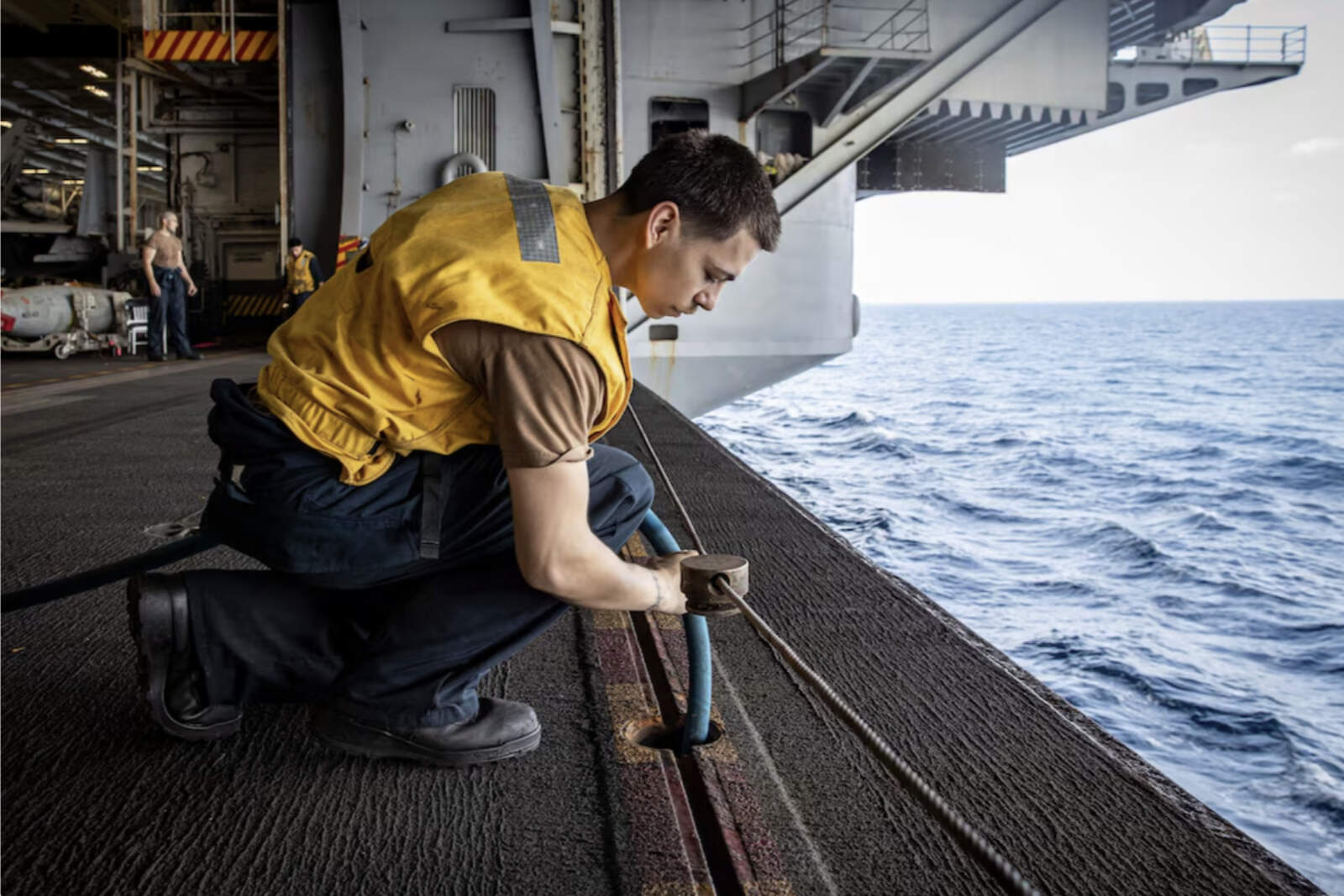 El Comando Central de Estados Unidos difundió imágenes de los marineros a bordo del USS Abraham Lincoln realizando mantenimiento 