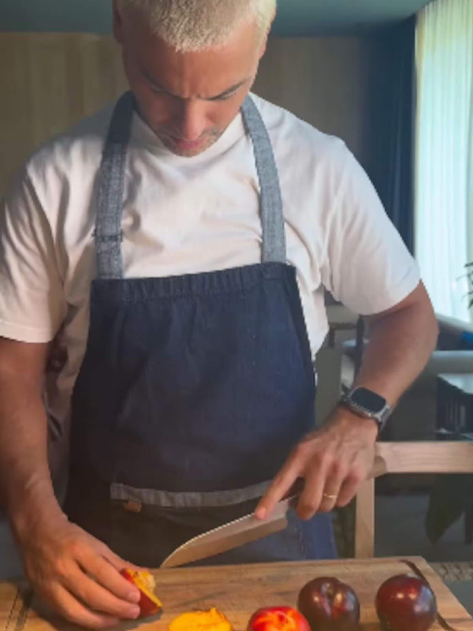 En la foto también aparece el Chino Leunis con su look actual