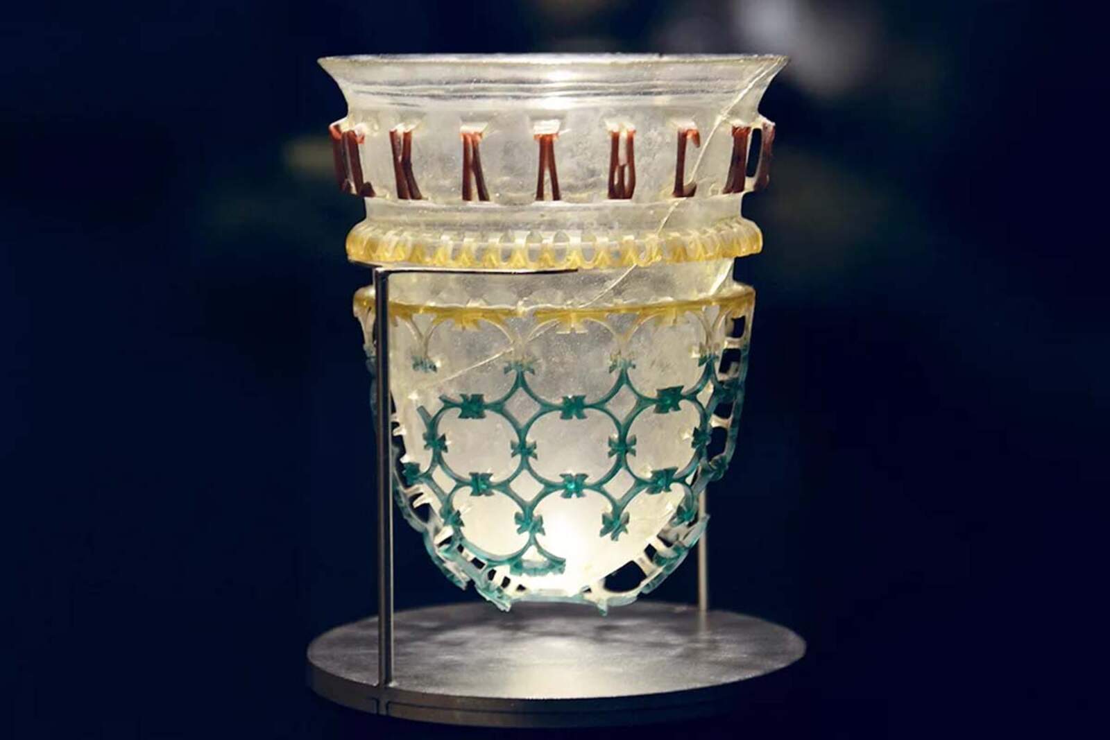 Una historiadora descubrió un posible código tallado en una copa de lujo de hace unos 1.500 años.