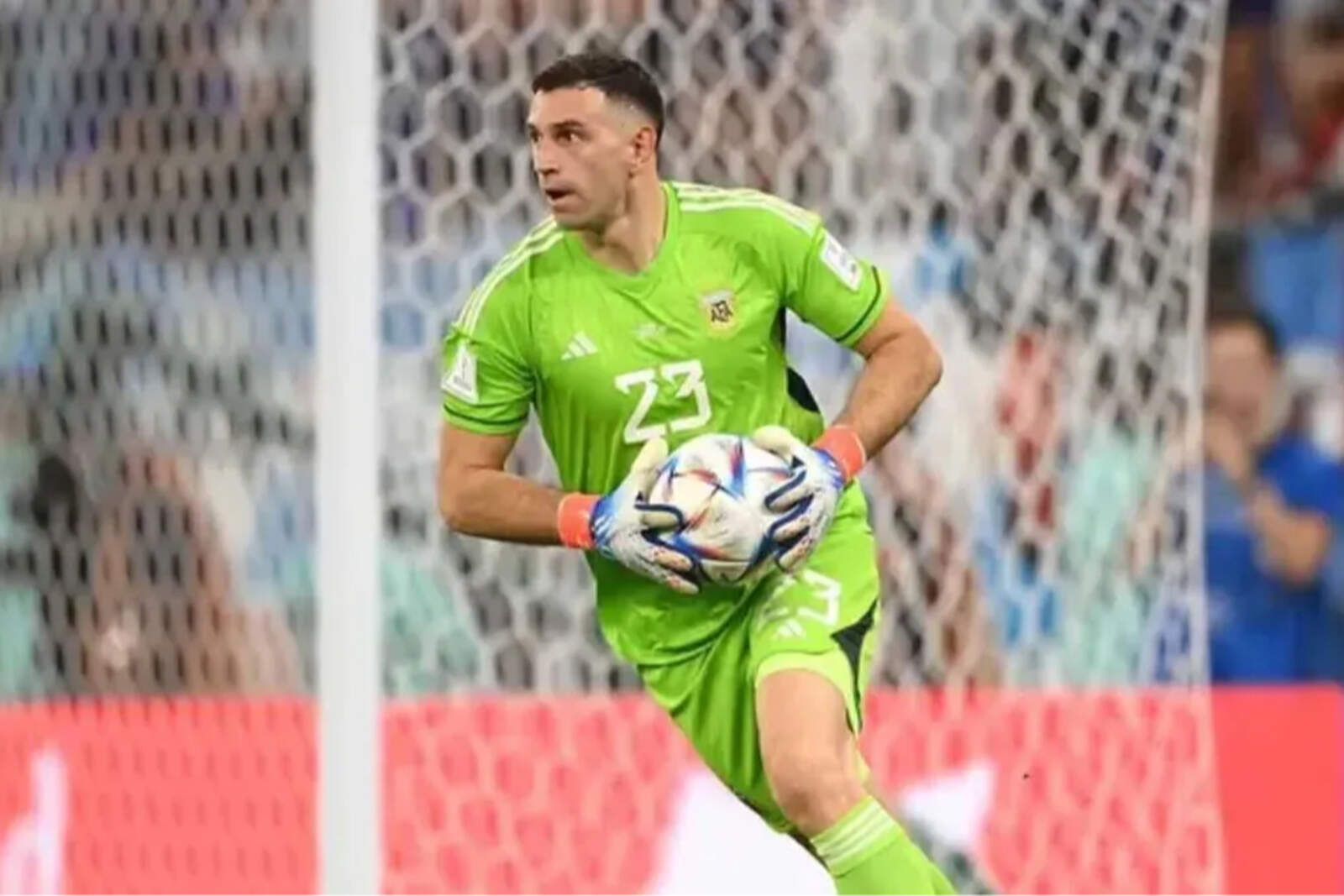 Los arqueros solo podrán tener la pelota en sus manos por 8 segundos