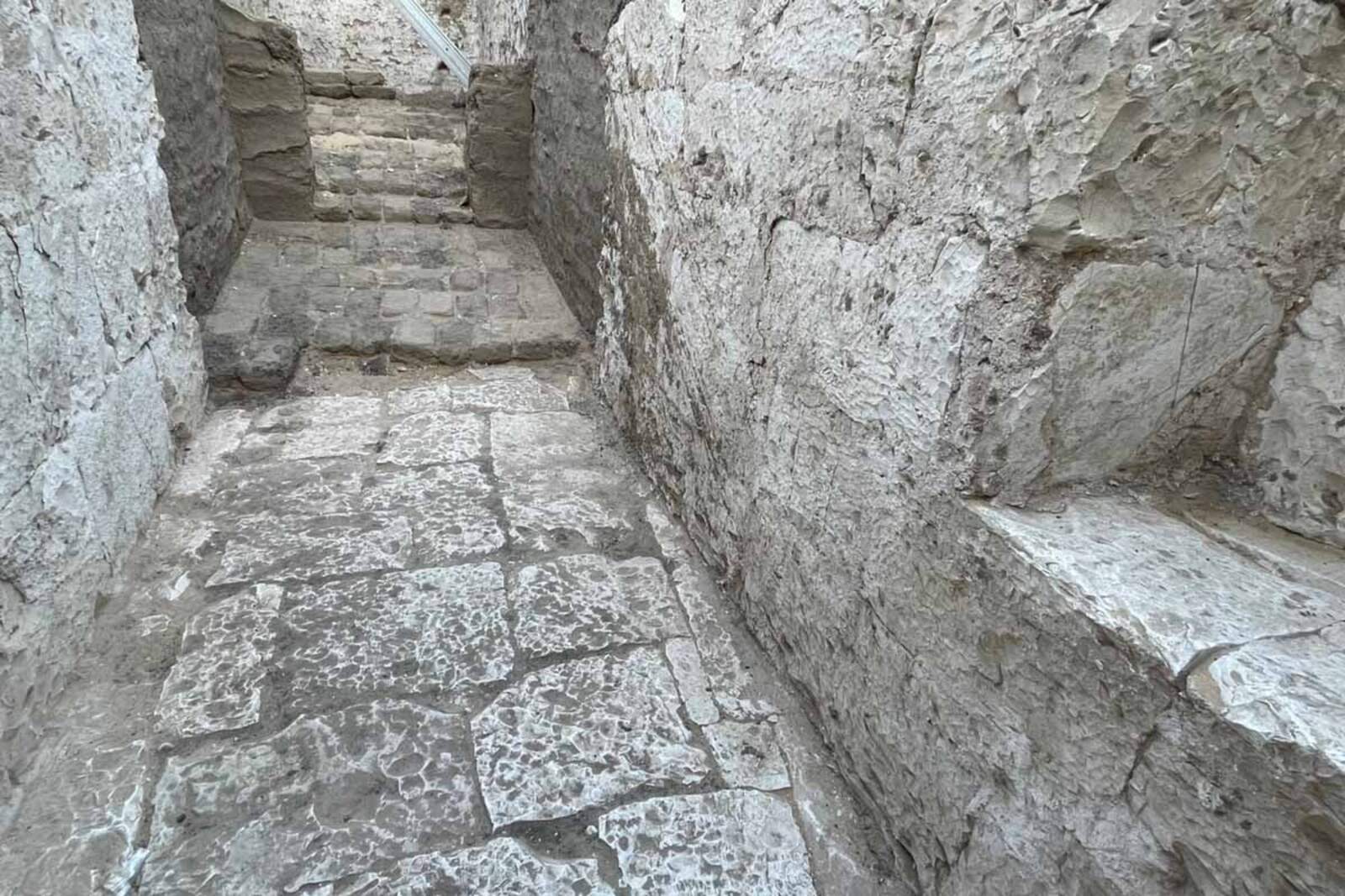 Qué se encontró en la tumba descubierta