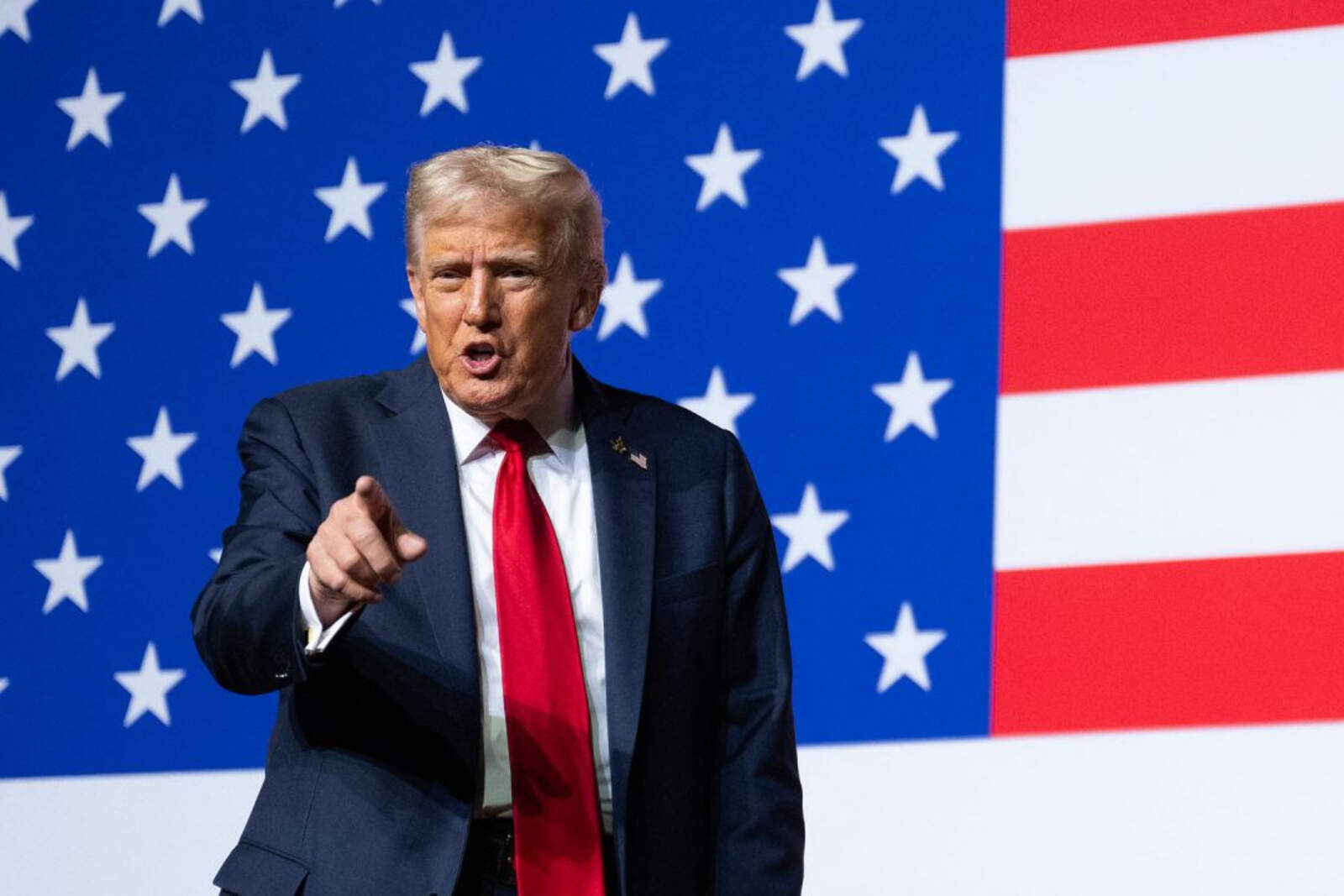 El presidente estadounidense aseguró que no se descartan opciones militares