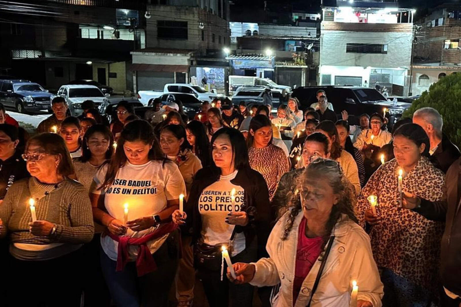 Gran cantidad de venezolanos siguen congregandose a las puertas de las distintas cárceles del país