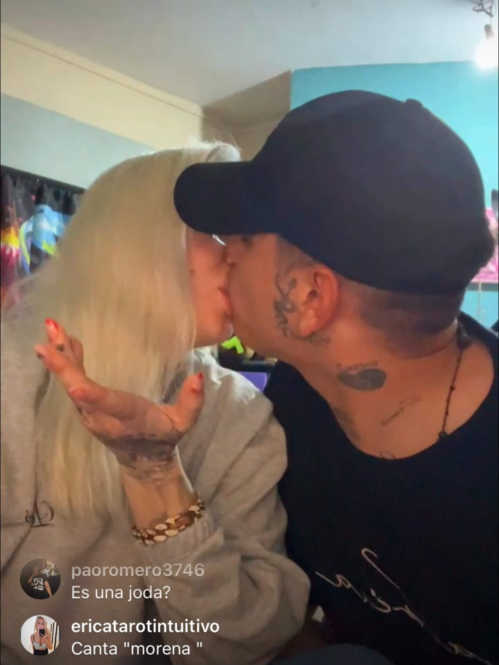 El beso con el que confirmaron su romance