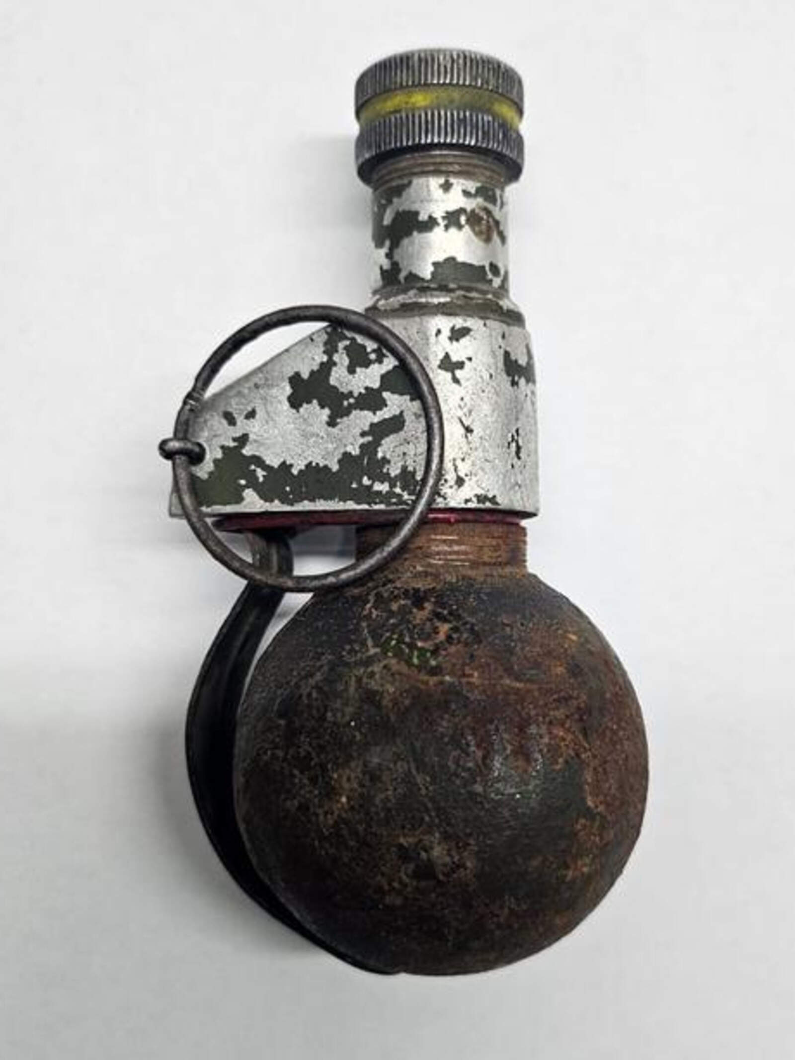 Vecinos arrojaron una granada a policías.