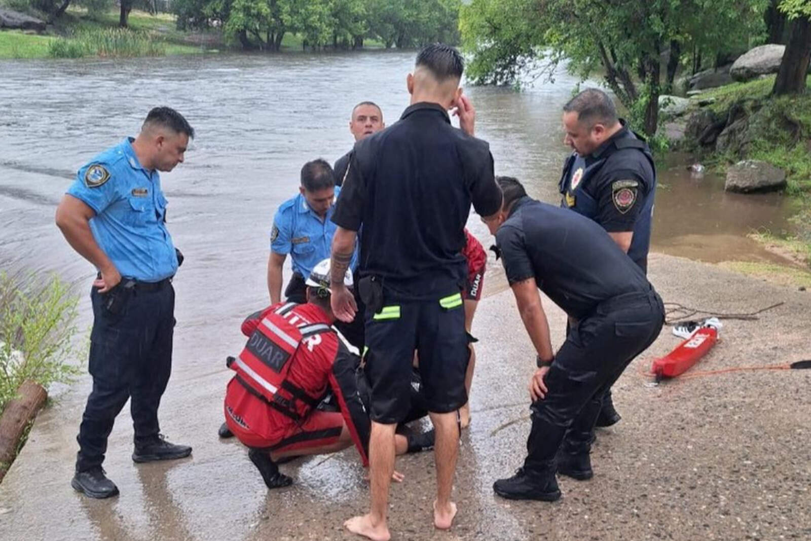 Un motociclista fue rescatado al querer cruzar un río crecido en Córdoba..