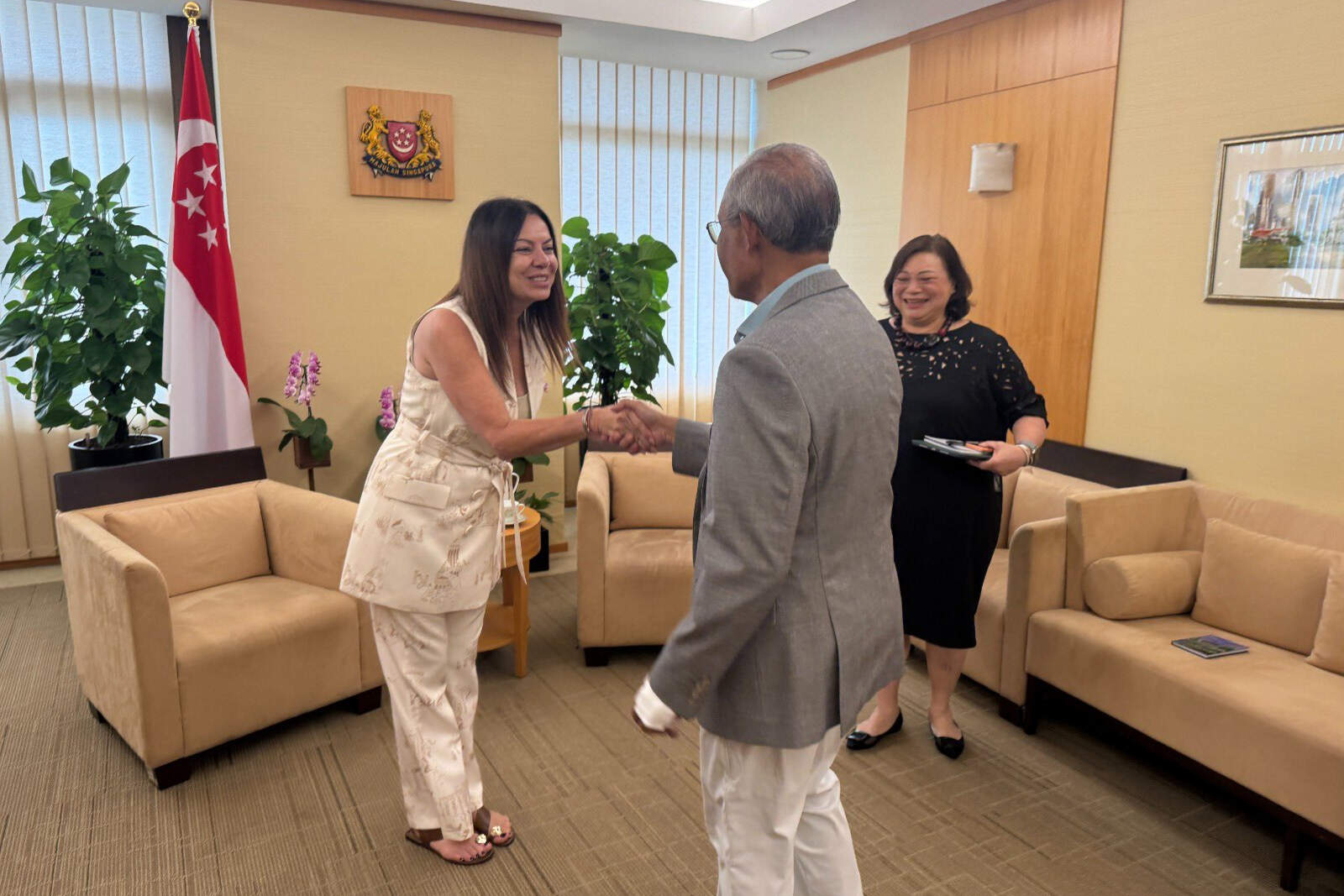 Pettovello con funcionarios singapurenses.