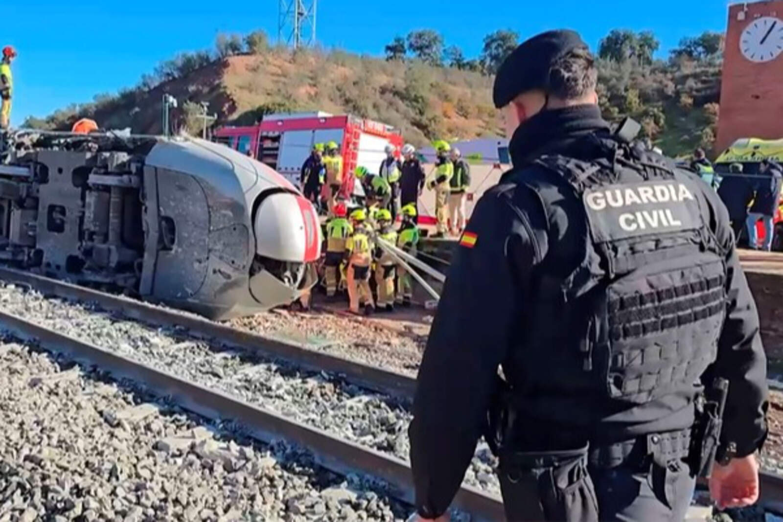Se han registrado más de 40 fallecidos y múltiples heridos tras el desarrilamiento del tren