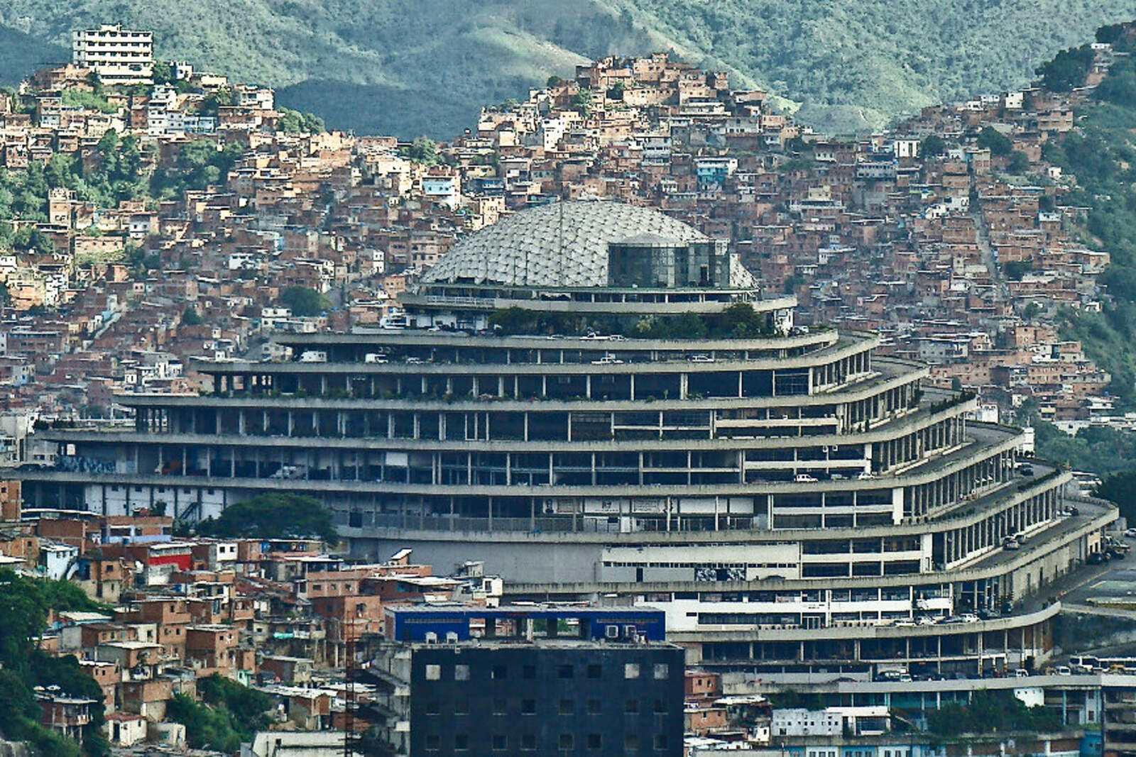 Así es por dentro el Helicoide, el shopping que el dictador Maduro convirtió en el mayor centro de torturas