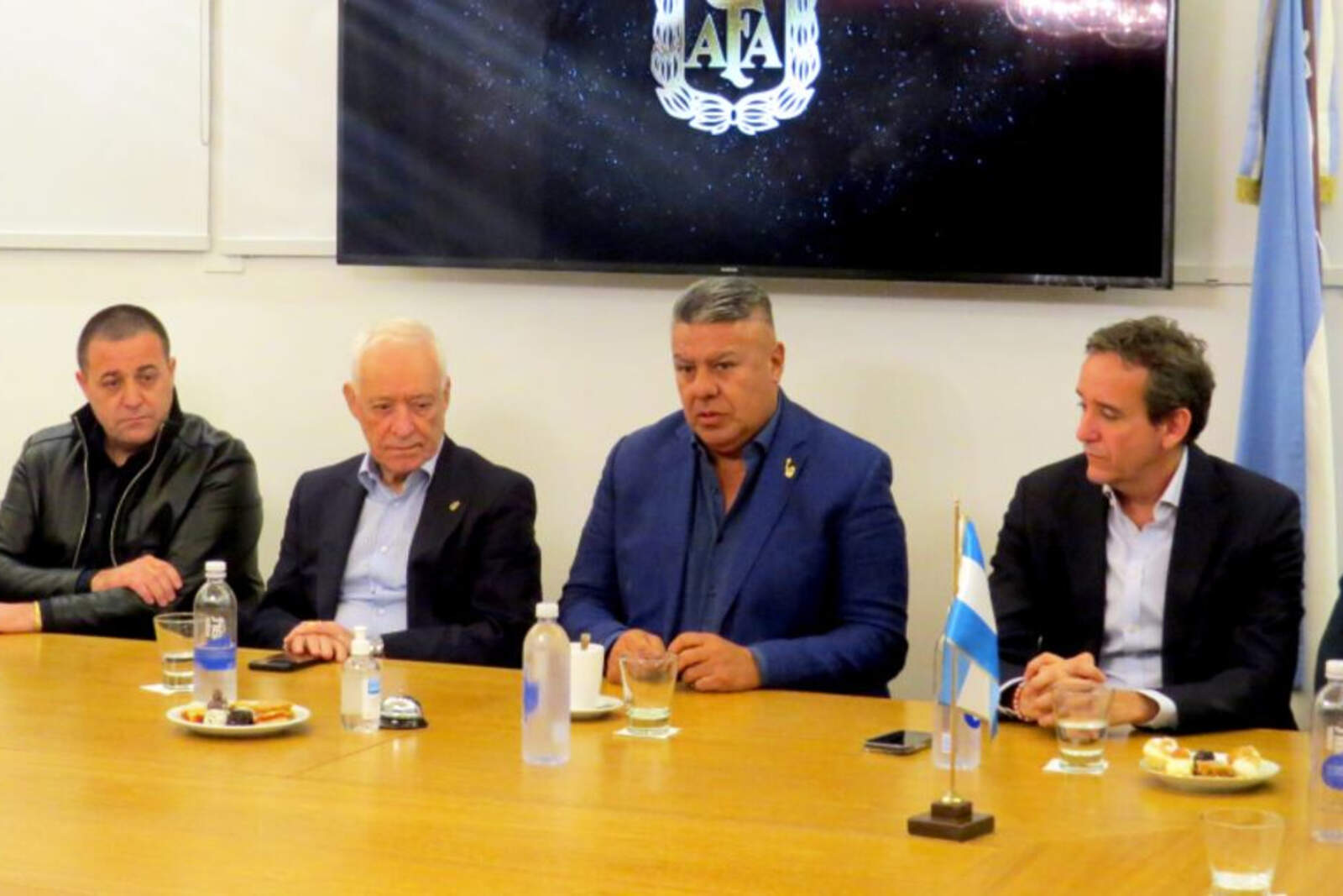 Pons cuestionó a los dirigentes de los clubes que no votan en contra de Tapia