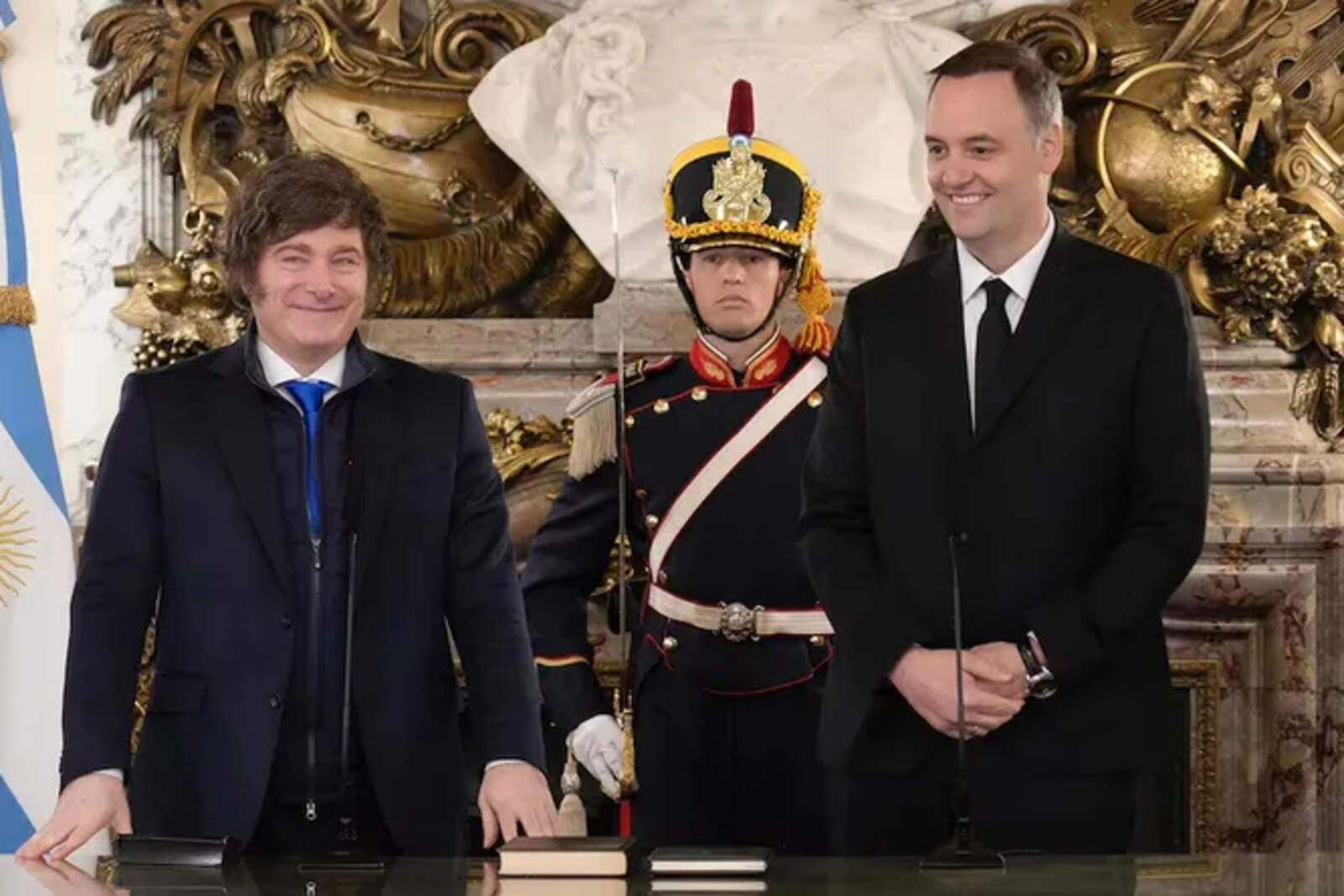 Javier Milei junto a su destacado Jefe de Gabinete, Manuel Adorni.