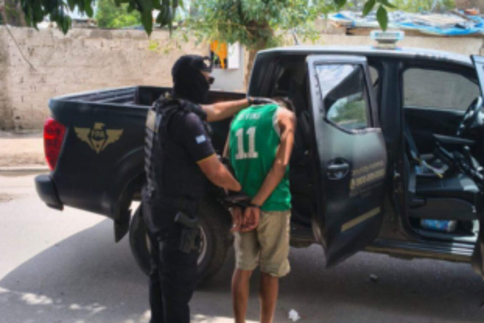 Ladrón reducido por vecinos.