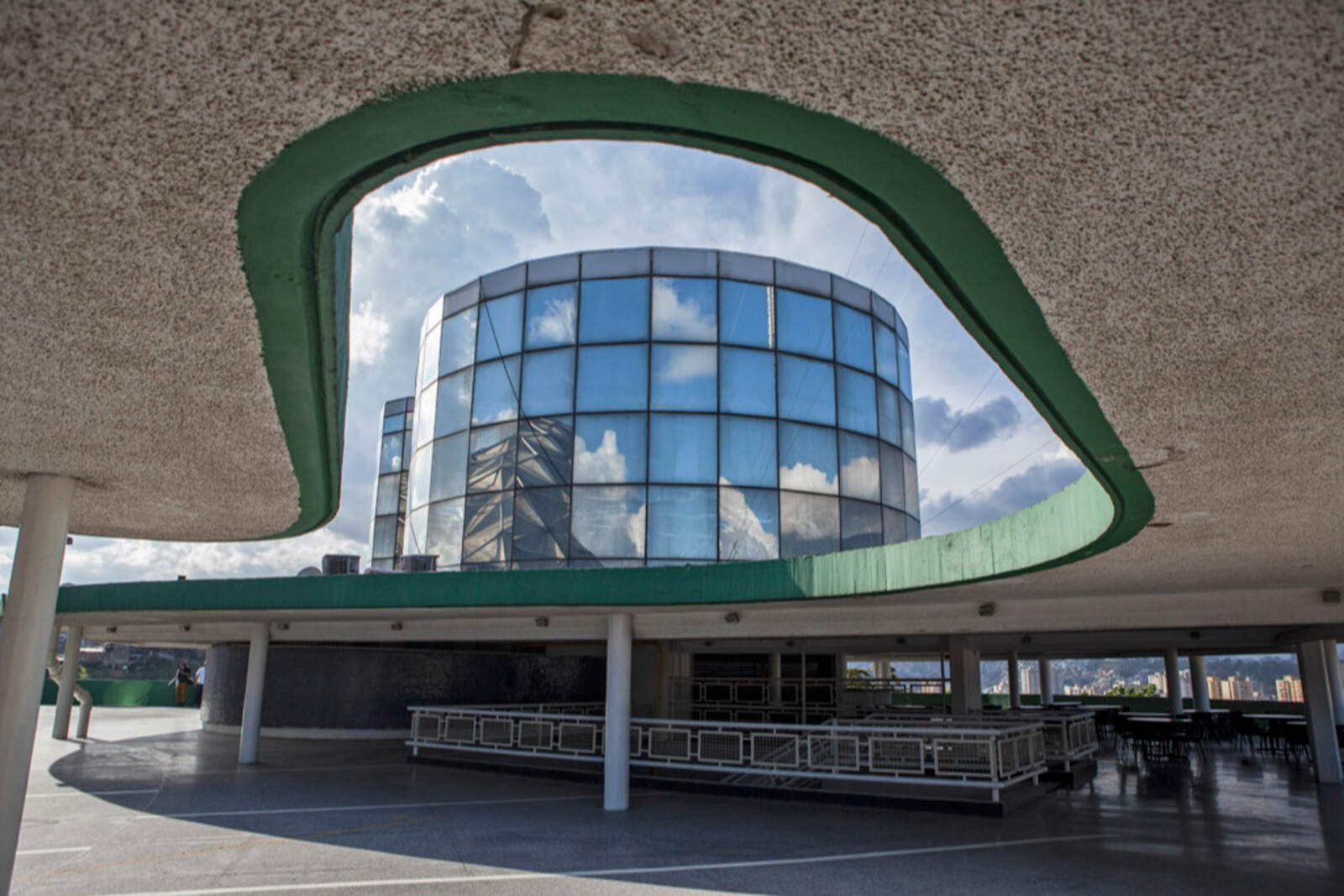 Fotos del interior de El Helicoide durante su construcción. Sería pensado como un patio de comidas que quedó en ruinas