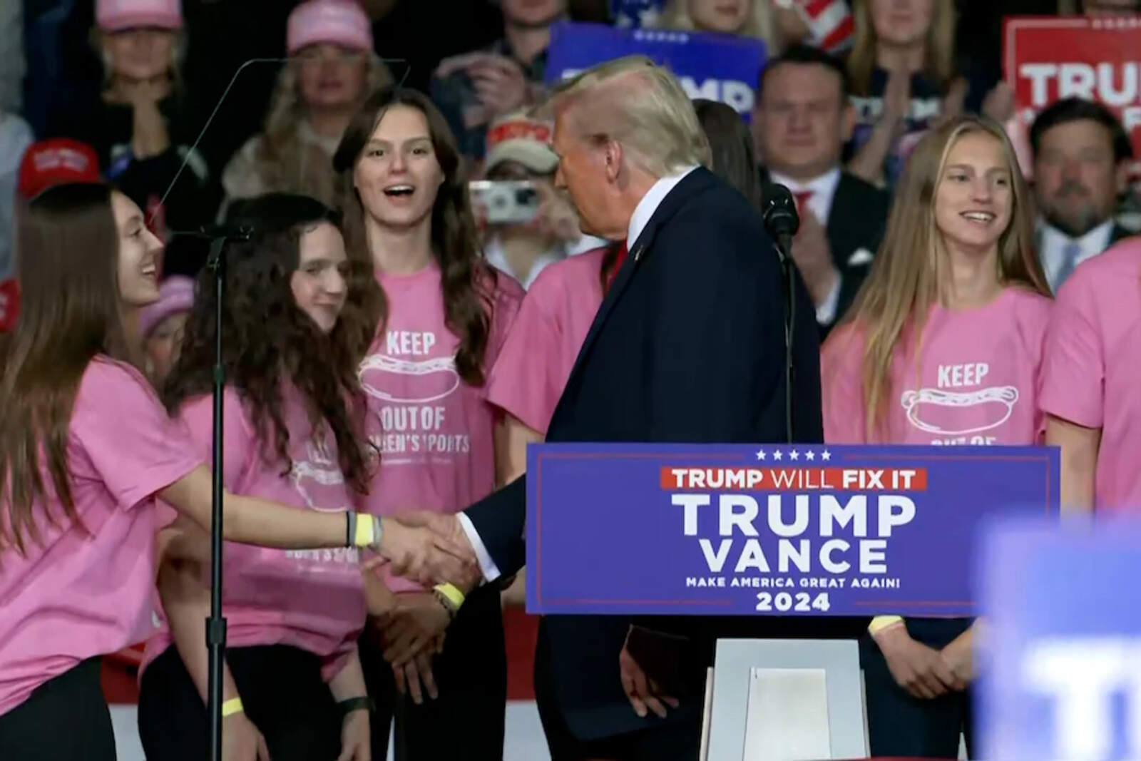 Trump mandó a investigar a 18 escuelas por permitir que los niños compitan en deportes femeninos