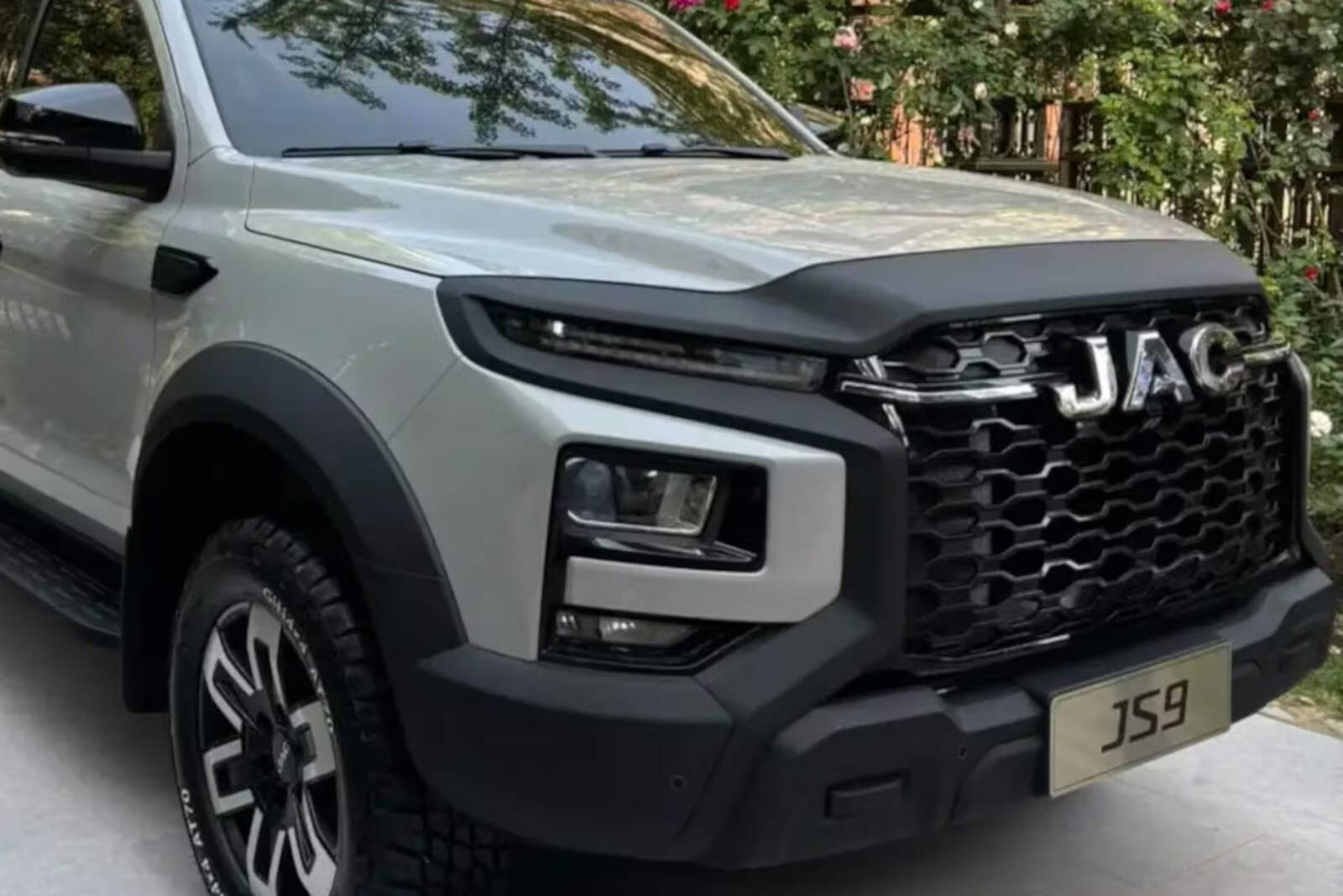 JS9: un SUV grande con perfil aventurero