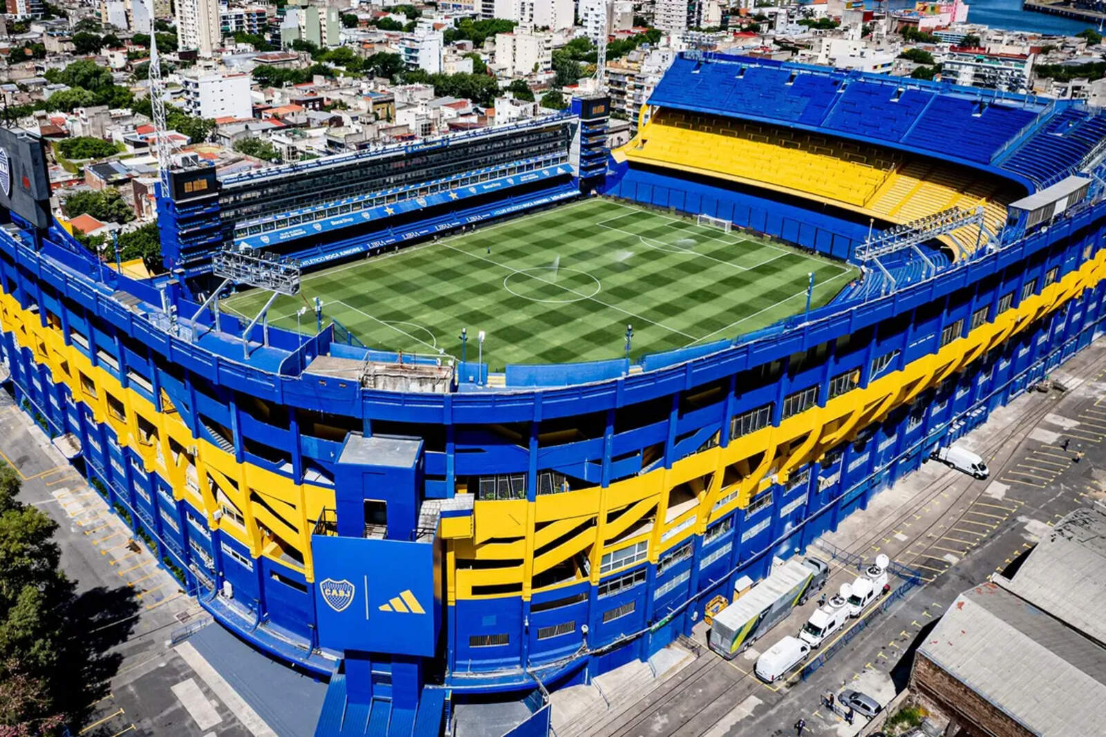 Riquelme sigue sumando polémicas: los molinetes liberados en la Bombonera y la estafa a los socios de Boca