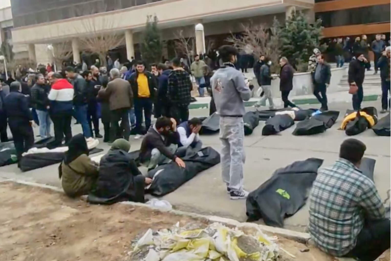 Trump le pide a los iraníes que intensifiquen las protestas: 'La ayuda está en camino'