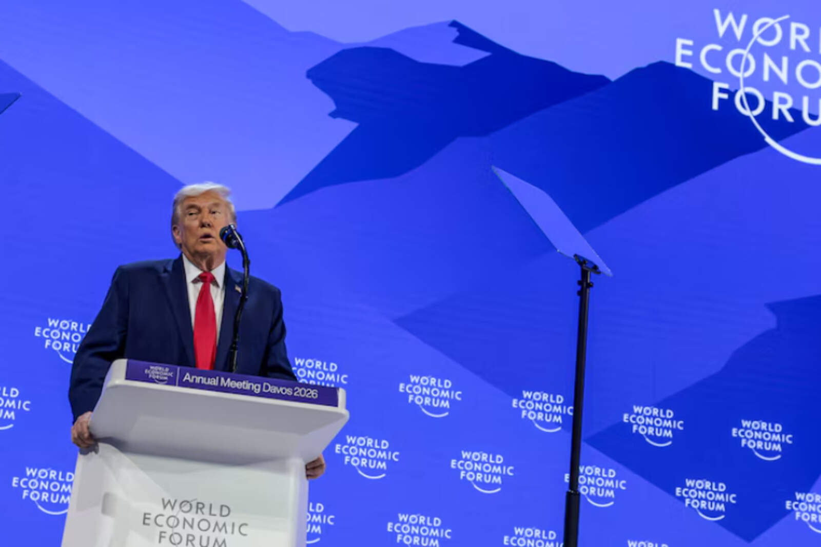 Trump descartó momentáneamente el uso de la fuerza por Groenlandia, pero exigió negociaciones inmediatas con Dinamarca