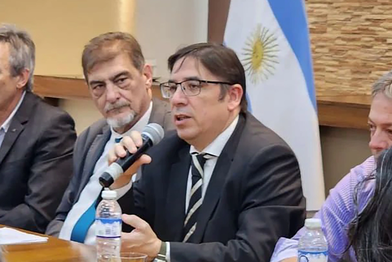 El Gobierno anunció sanciones contra el docente del Nacional Buenos Aires que agredió a estudiantes