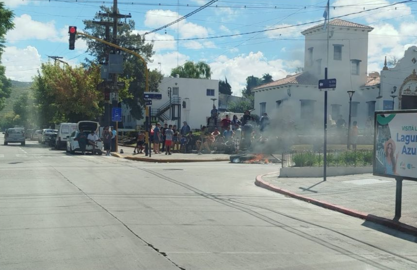 Ex empleados municipales que responden al peronismo local violentaron maquinaria de la municipalidad y patotearon en zonas aledañas al Palacio Municipal