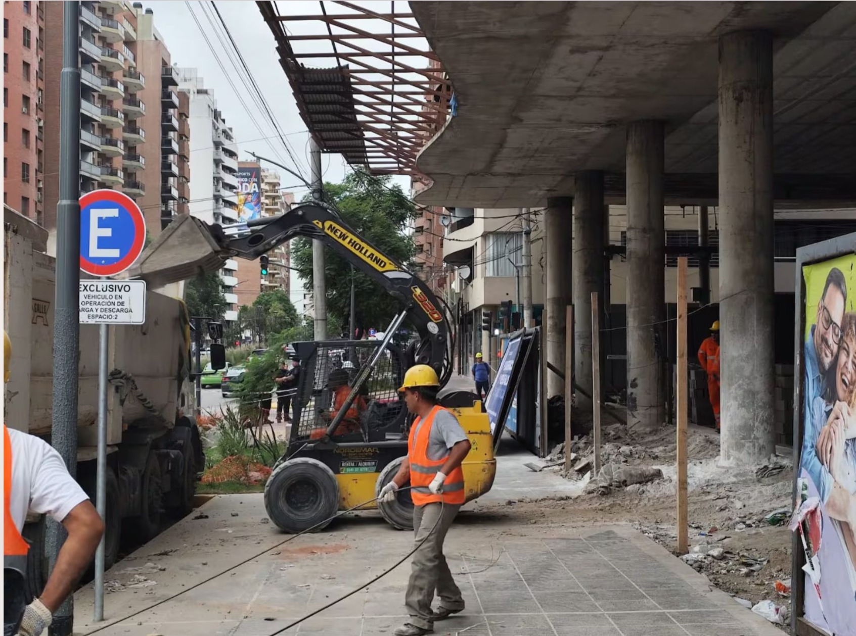 La intervención consiste en la construcción de un muro de material con una extensión de 250 metros y una altura de 6 metros.