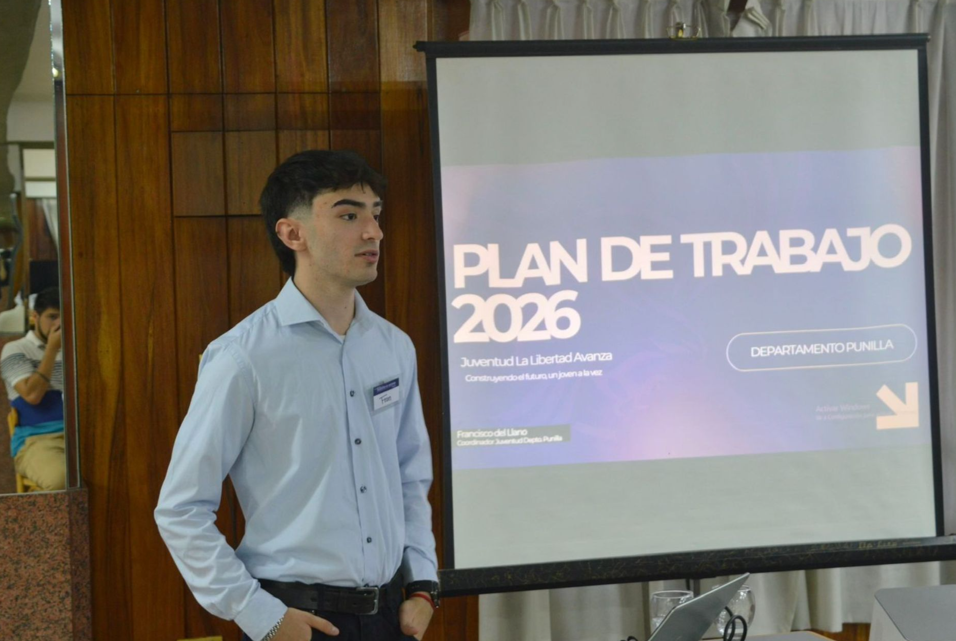 Francisco del Llano cerró la jornada con un mensaje contundente sobre la necesidad de que la juventud construya su propio destino económico.