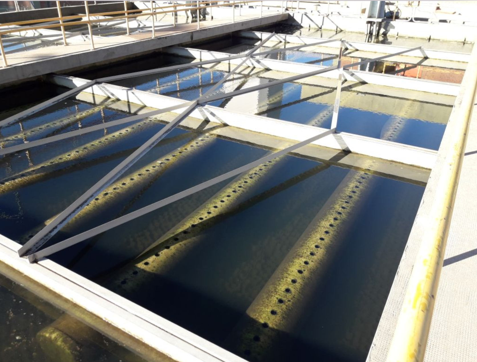 La gestión local ya invirtió más de $300 millones de recursos propios en mejoras de red que la firma omitió realizar.