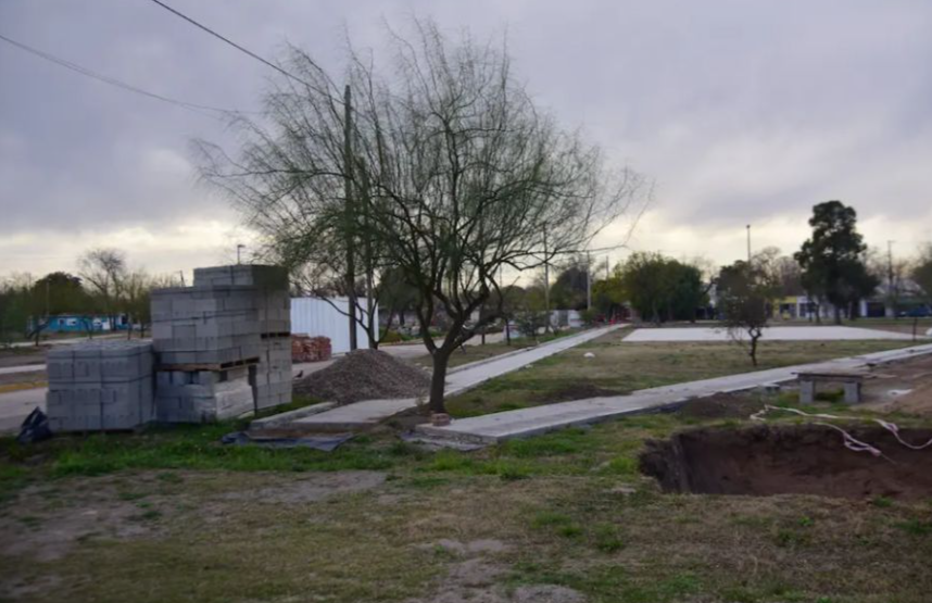 Obras abandonadas en una plaza de barrio Parque Futura