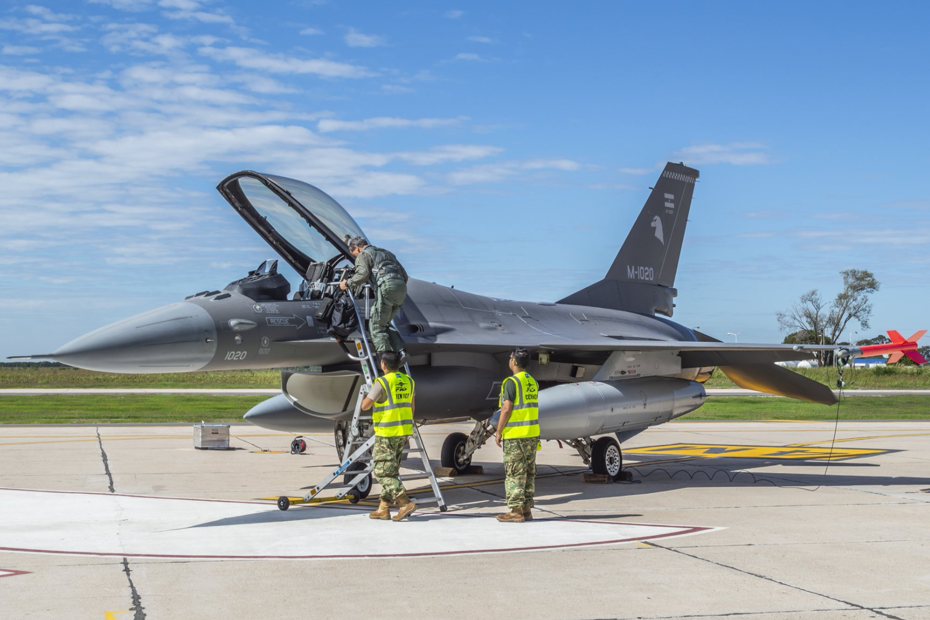 Pilotos argentinos capacitándose para sobrevolar territorio nacional en defensa de la Soberanía Argentina.