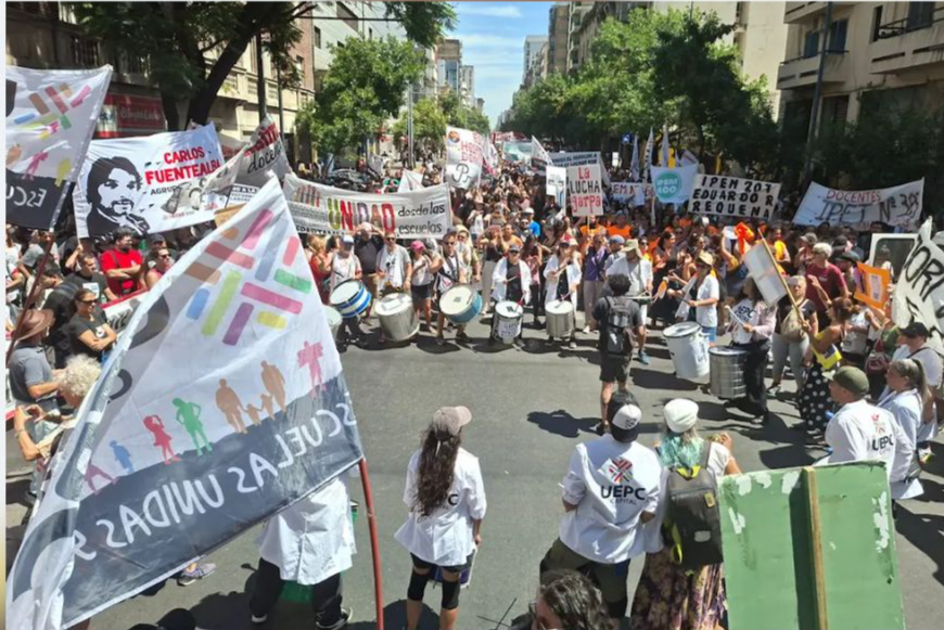 El inicio del calendario escolar en Córdoba quedó trunco debido a una masiva jornada de protesta que dejó aulas vacías y calles bloqueadas.