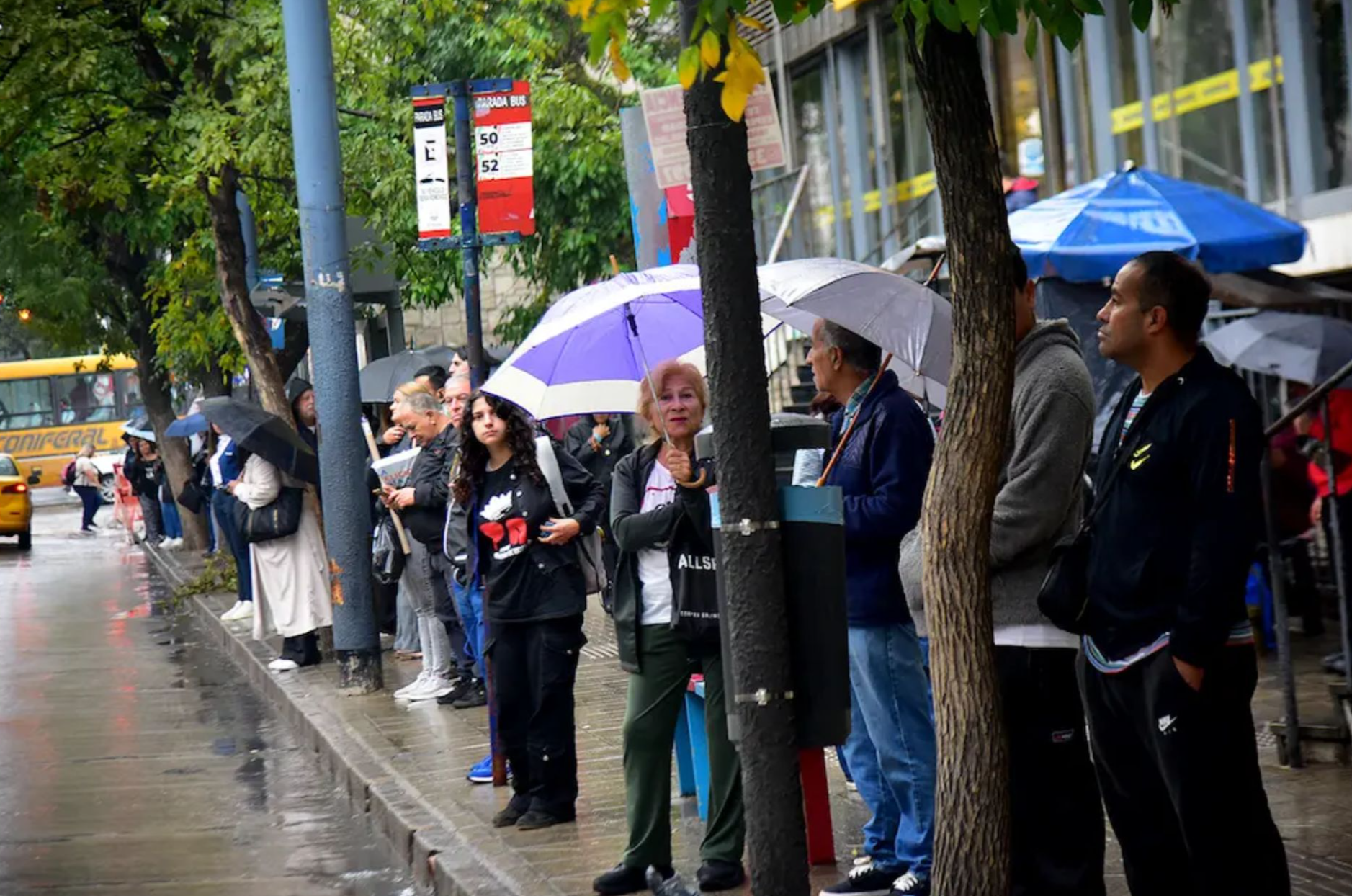 Los trabajadores cordobeses padecen esperas interminables en las paradas.