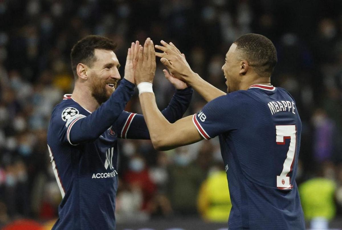 Mbappé also surrendered at Messi's feet
