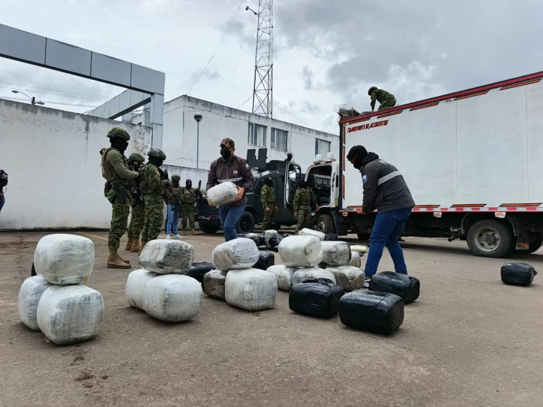 Army seizes 530kg of marijuana from a van in Carchi
