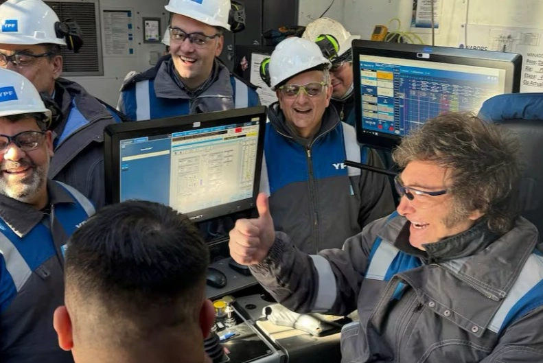 Récord petrolero: la Argentina de Milei superó su producción histórica y apunta a 1 millón de barriles diarios en 2026