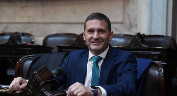 El diputado distribuia ayuda humanitaria cuando fue agredido.