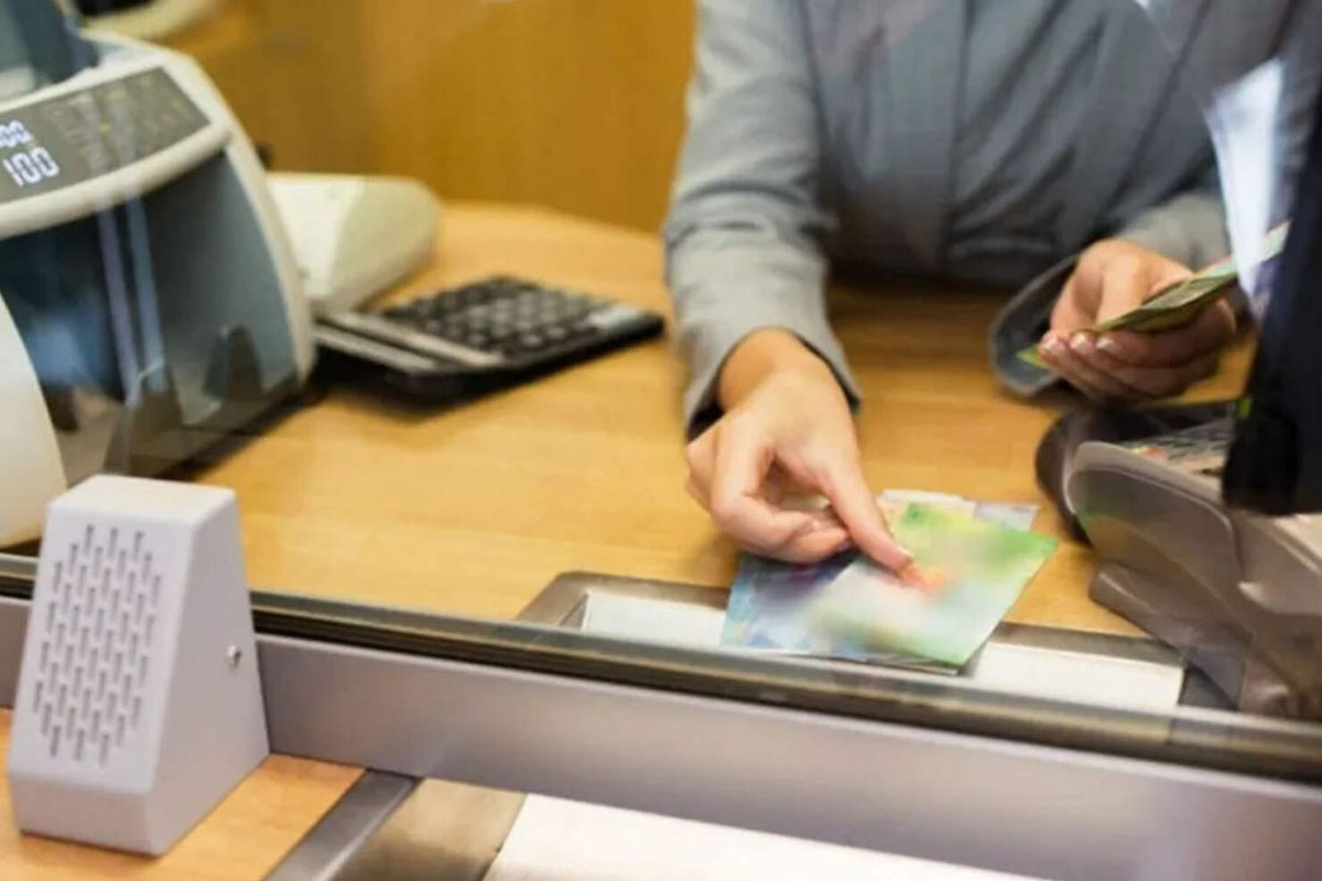 How much does a bank employee earn in April 2026