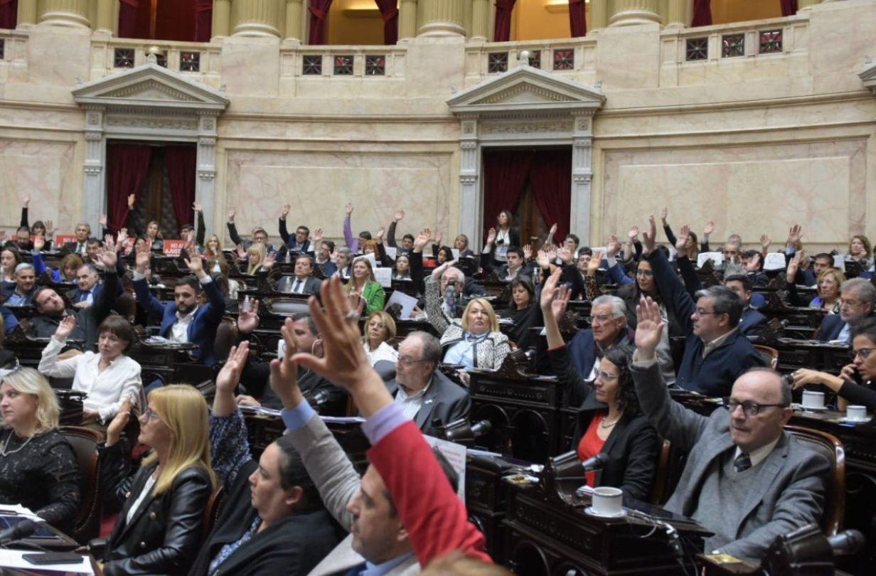 El sistema ofrece un historial detallado que incluye la cantidad de mandatos cumplidos y la evolución de las posturas políticas de cada legislador nacional