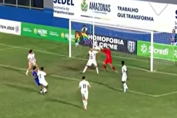 Ni el Chiqui Tapia se atrevió a tanto: le cobraron penal a un arquero por tocar la pelota con la mano en su propia área