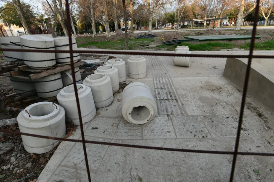 Obras abandonadas en la Plaza De Los Burros de Barrio Muller