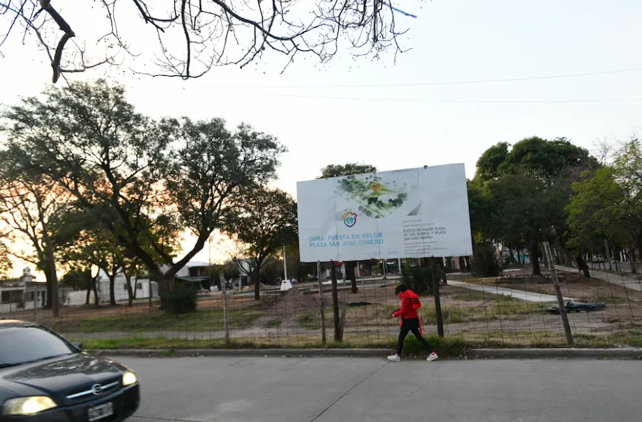 Obras abandonadas en la Plaza San José Obrero de Barrio Ampliación Empalme