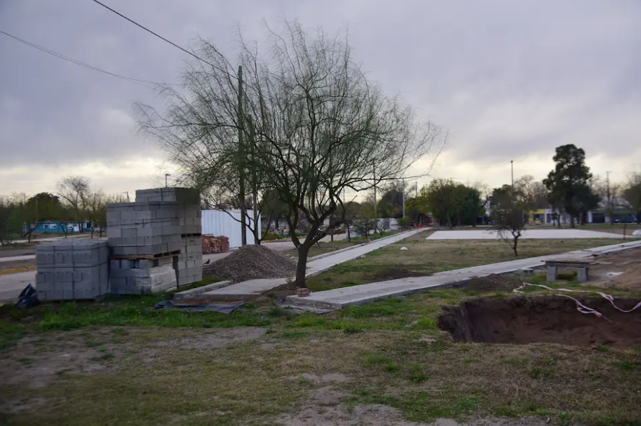Obras abandonadas en una plaza de barrio Parque Futura
