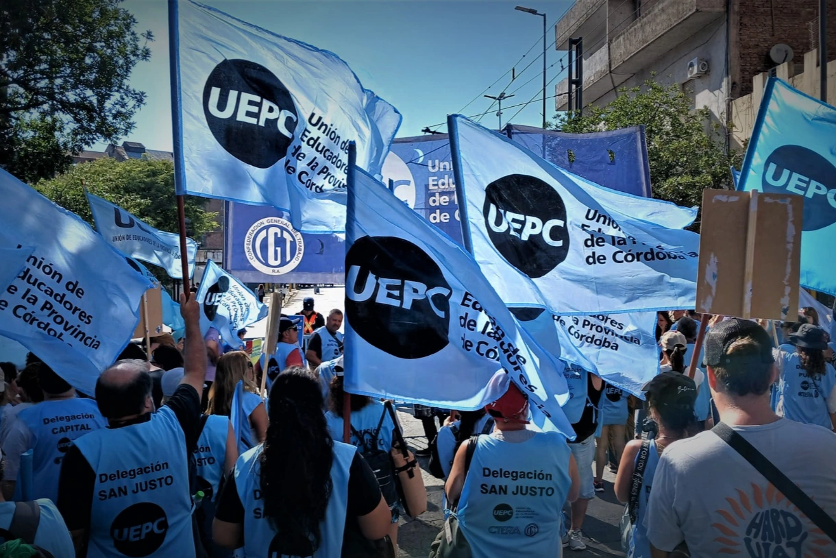 Docentes de Córdoba suspenden el paro tras recibir una propuesta salarial superadora