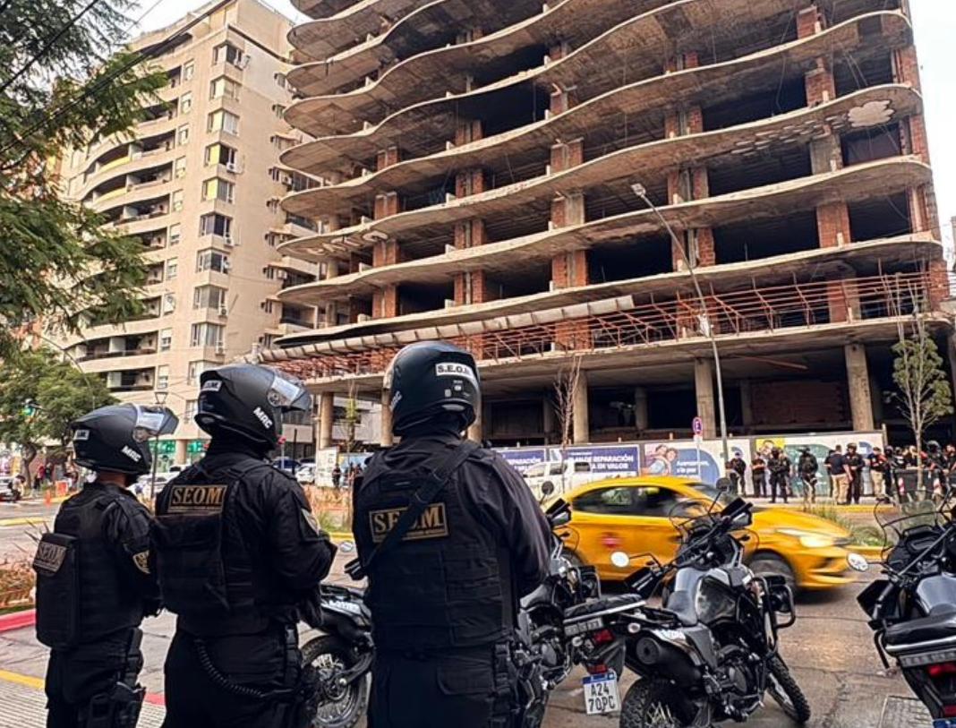 According to authorities, municipal and police forces cannot act on these private properties without express judicial authorization