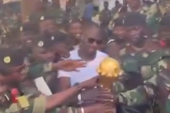 Insólito: el DT de Senegal se atrincheró con el trofeo de la Copa Africana de Naciones en una base militar