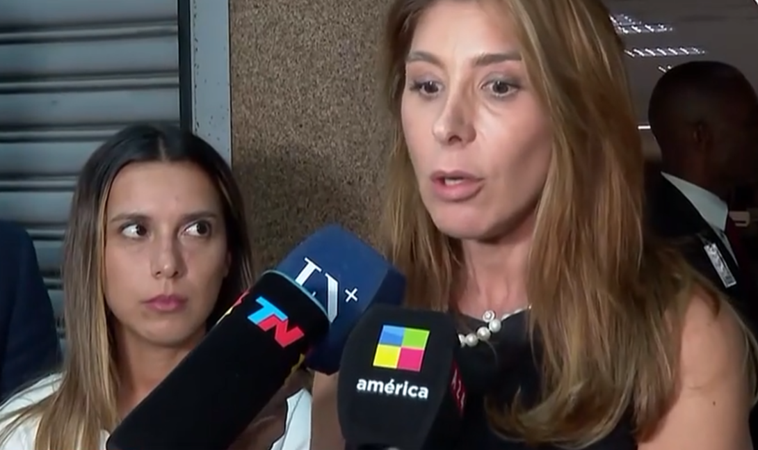Agostina Páez y su abogada Carla Junqueira
