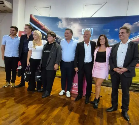 La exhibición cuenta con la presencia de familiares directos y amigos cercanos a Maradona