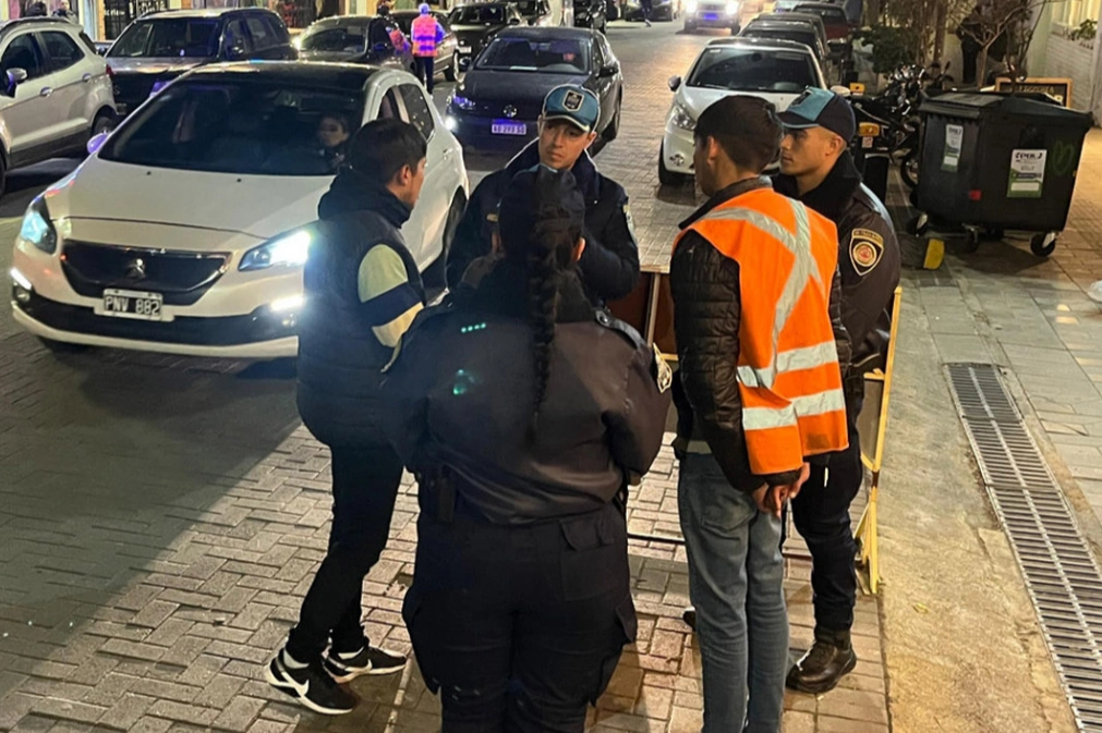 Hartazgo en Córdoba: centros vecinales exigen la prohibición total de cuidacoches ilegales